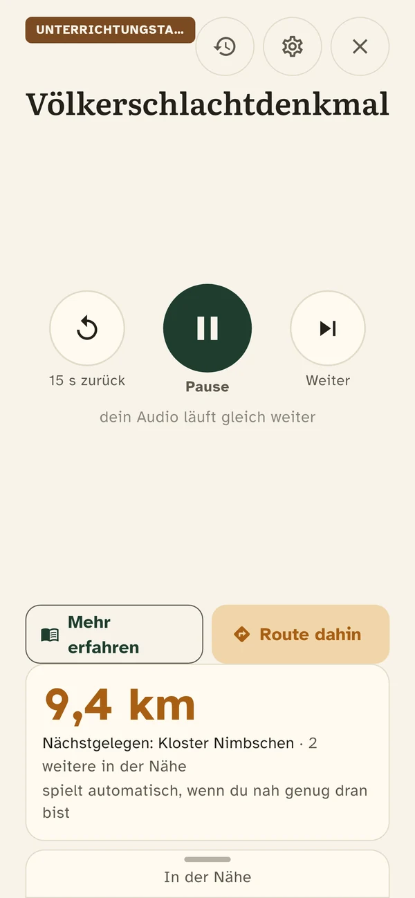 Eine laufende Geschichte über das Völkerschlachtdenkmal mit großen
                  Bedienknöpfen, der Entfernung 9,4 km und den Schaltflächen
                  „Mehr erfahren“ und „Route dahin“.