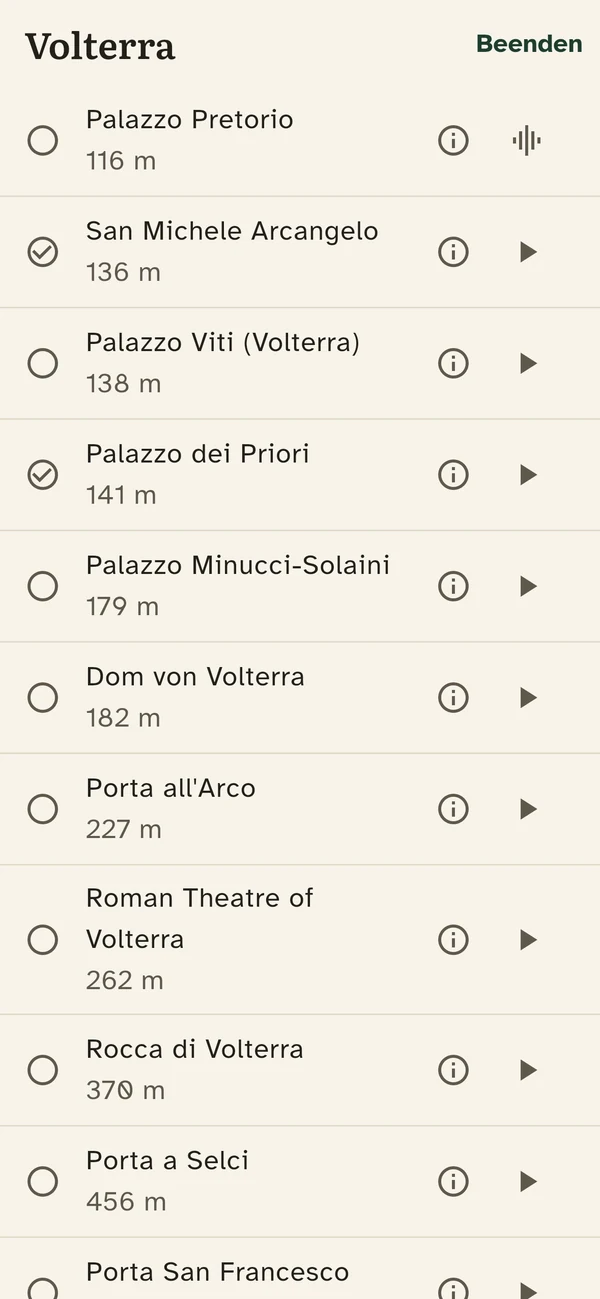 Stadtrundgang durch Volterra: eine Liste der Orte mit Entfernung in Metern,
                  zwei davon als gehört abgehakt.